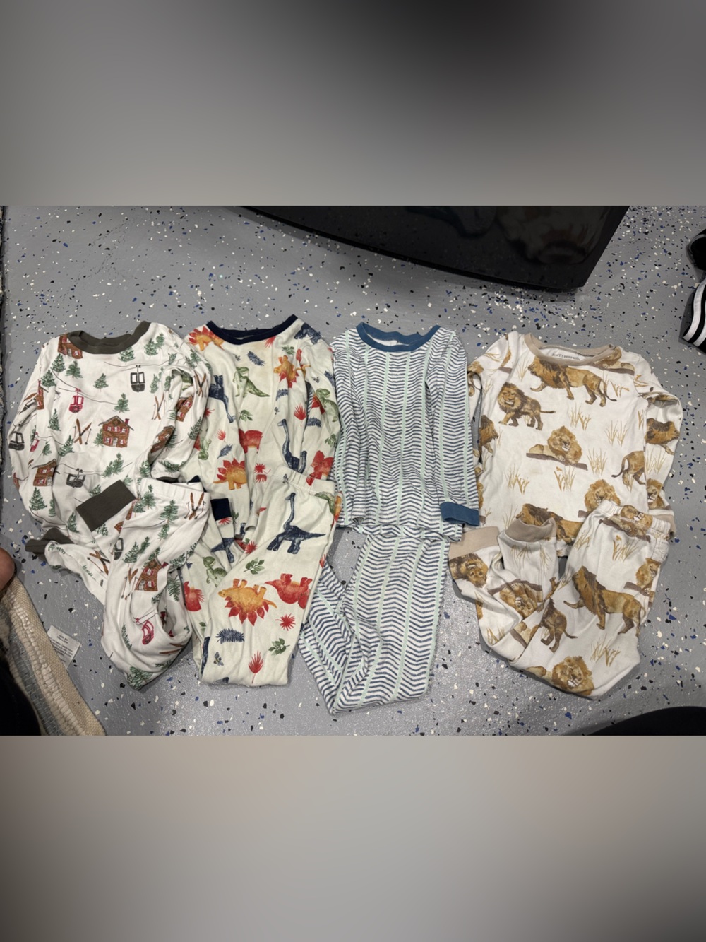 Set of 4 Burts bees kids pajamas size 4T